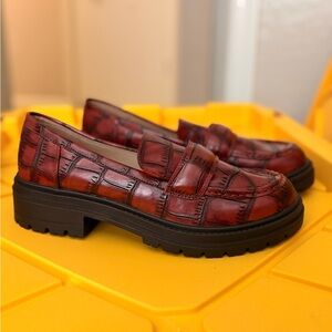 Chic Red Crocodile Pattern Loafers